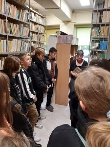 Rozmowa o bibliotece, czyli wizyta uczniów klasy I Zespołu Szkół Ponadgimnazjalnych nr 1 w Busku-Zdroju.