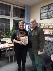 Spotkanie z pisarzem i autograf od Janusza Leona Wiśniewskiego dla buskiej biblioteki